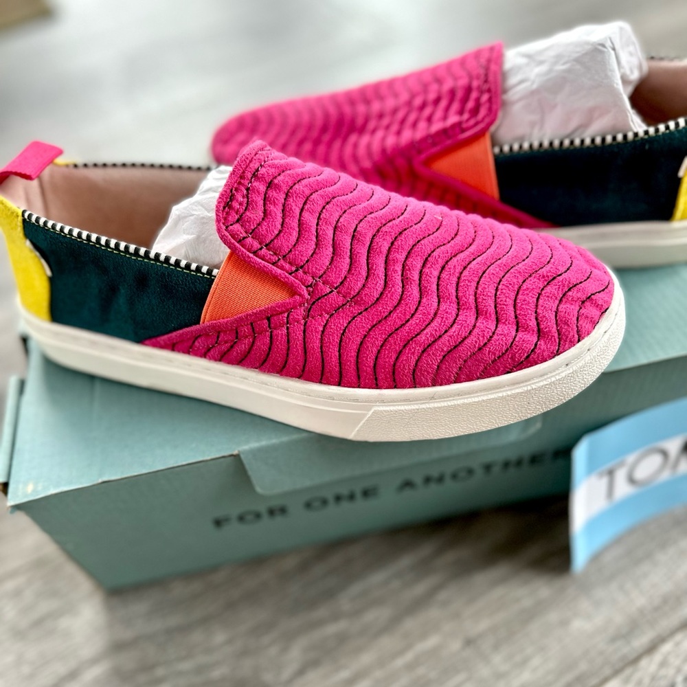 TOMS Youth Luca Slip-On Shoes | Youth 4 | Magenta Wavy Microsuede | EUC